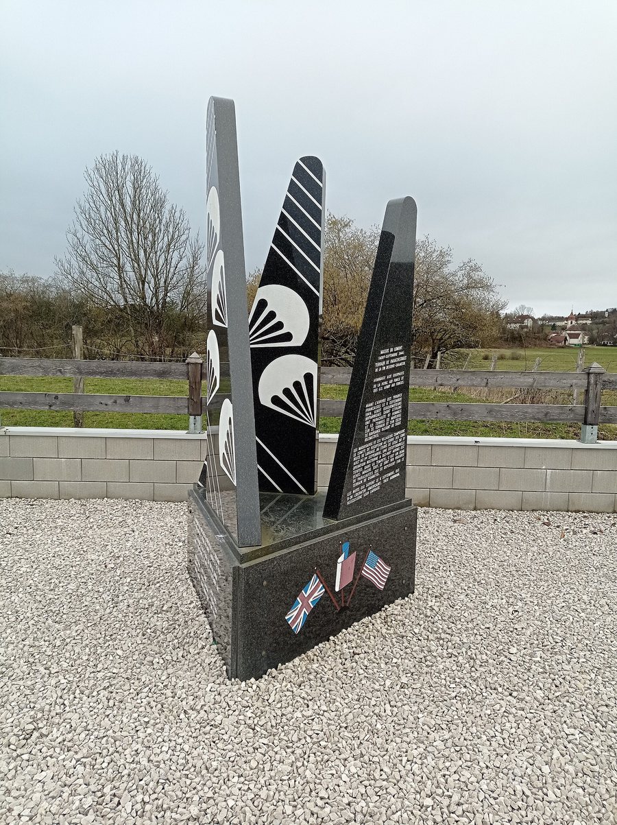 File:Chamesol Mémorial-des-parachutistes 1.jpg