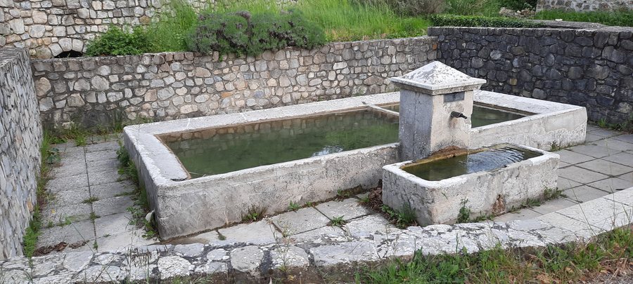 File:Lavoir de ladou - St Andéol de Berg Ardèche.jpg