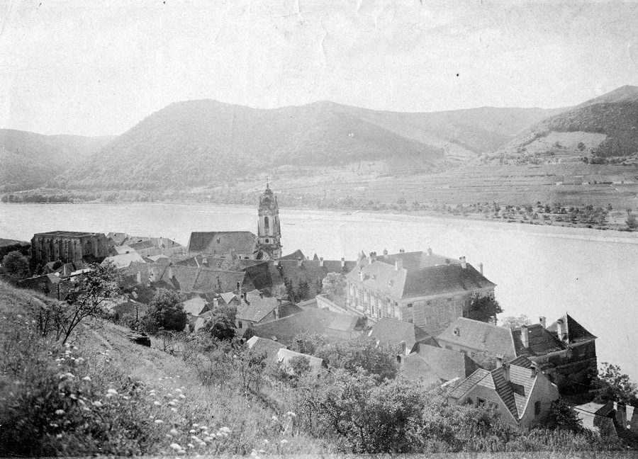 View over Dürnstein in the Wachau to the Danube and the vineyards on the south bank
