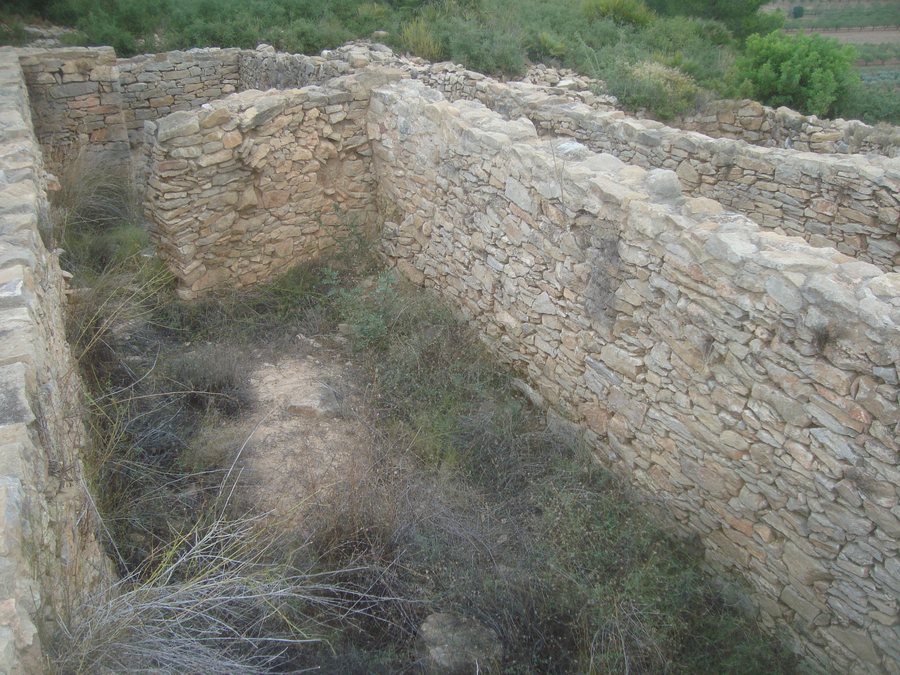 File:Poblado Ibérico Tardío Els Estrets-el Racó de Rata de Vilafamés, ruinas, calles y paredes de las antiguas viviendas.jpg
