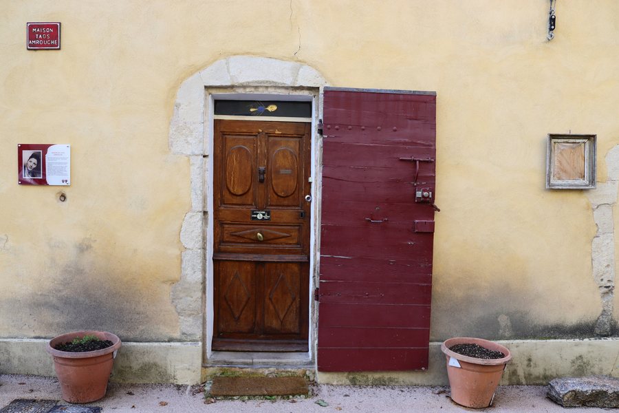 File:The house where Taos Amrouche lived in Saint-Michel-l'Observatoire, France.jpg