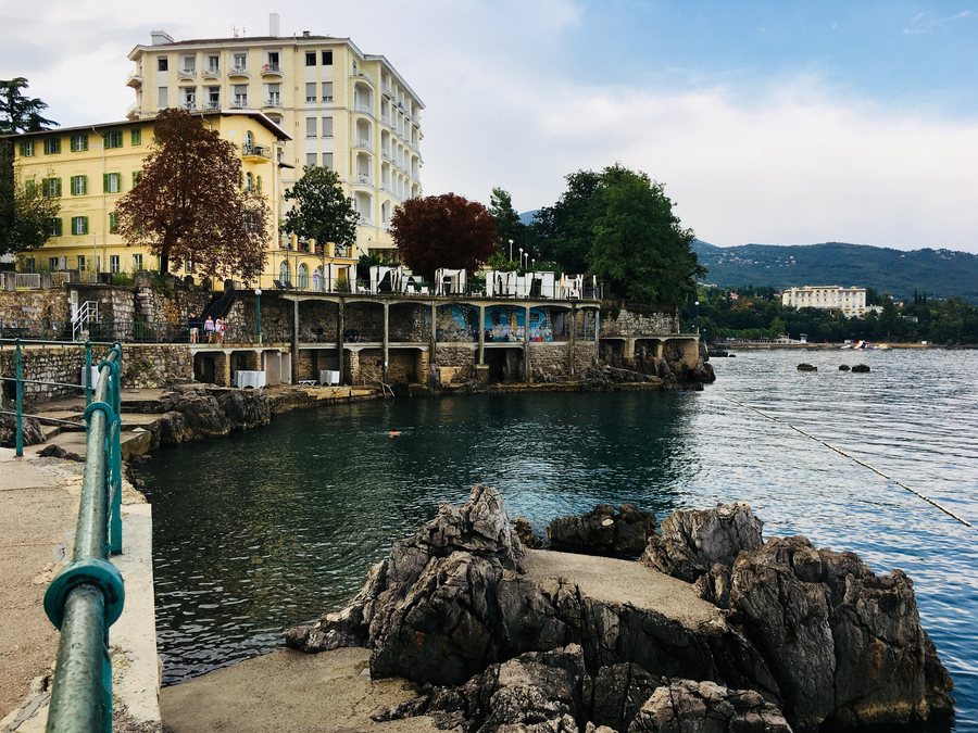 File:Croatie, Lovran, Lungomare, Promenade le long de la mer (32790831638).jpg