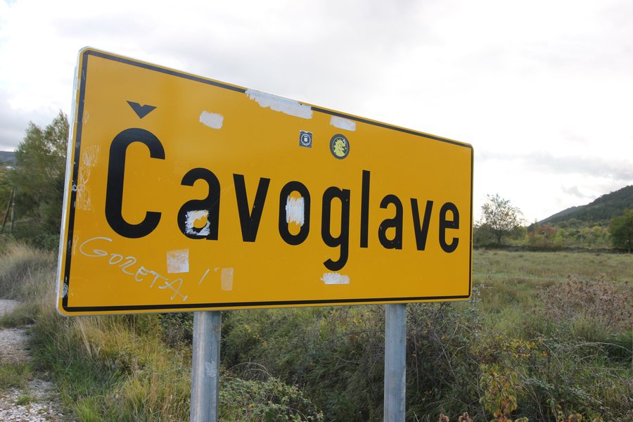 File:Čavoglave – city limit sign.jpg