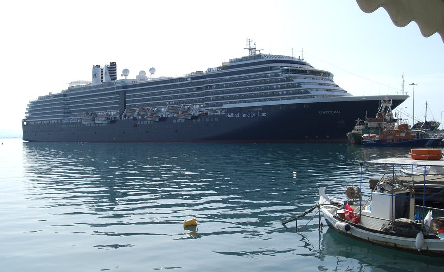 Kreuzfahrtschiff im Hafen von Katakolo an der ionischen Küste Griechenlands