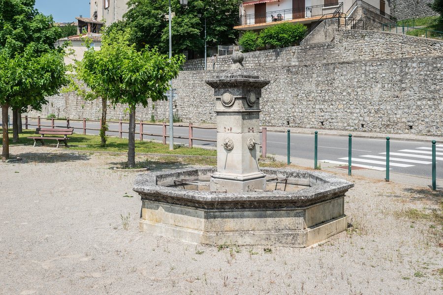 File:Fountain in Sisteron (3).jpg