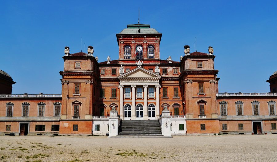 Außenansicht des Königlichen Schlosses von Racconigi im Piemont