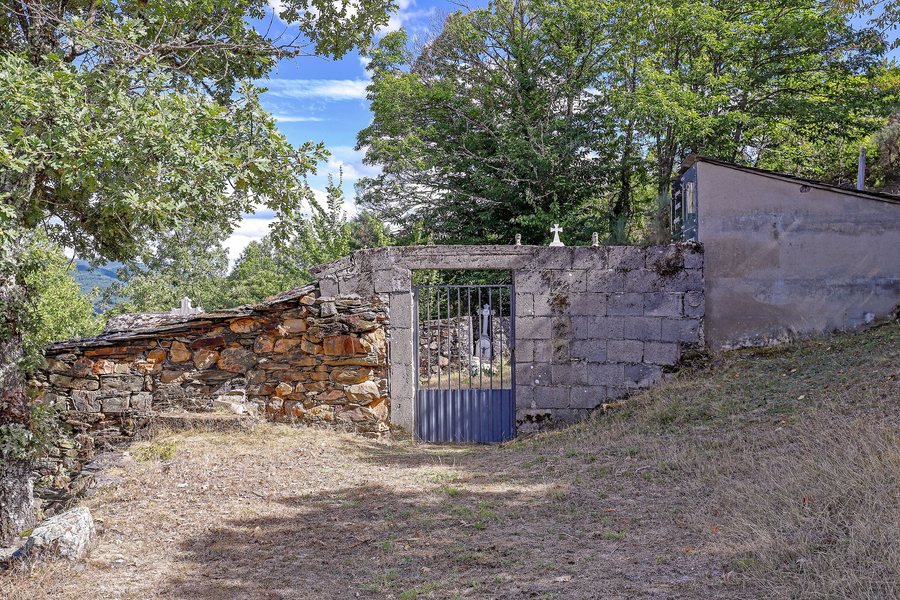 File:Cementerio de Villar de Otero.jpg