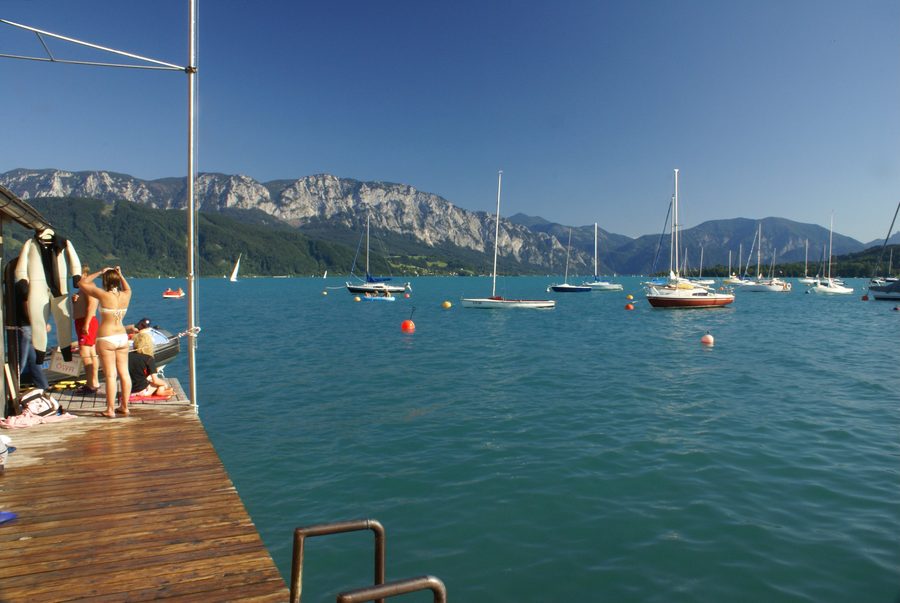 Atterseeufer bei Nußdorf am Attersee mit Blick über den See