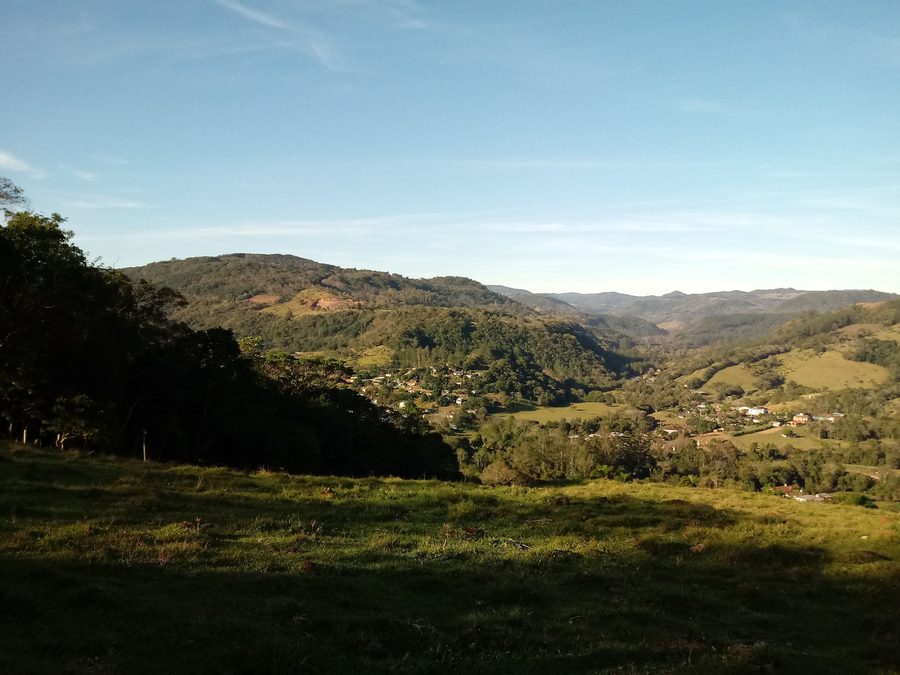 Partial view of the Padilha district in the municipality of Taquara, surrounded by green landscape and houses in the valley