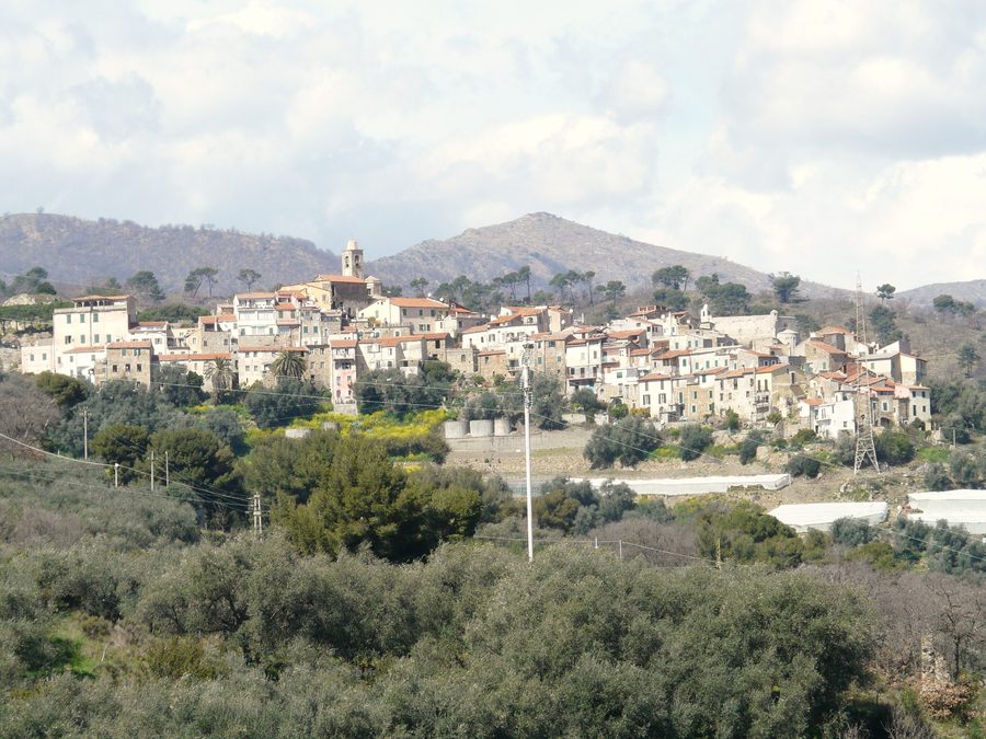Panoramic view from Lingueglietta over the San Lorenzo Valley to the sea