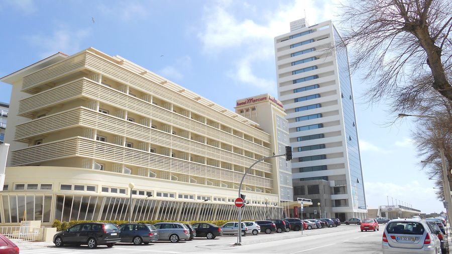 O Grande Hotel da Figueira e o Sweet Atlantic Hotel em frente à Praia da Claridade, na Figueira da Foz