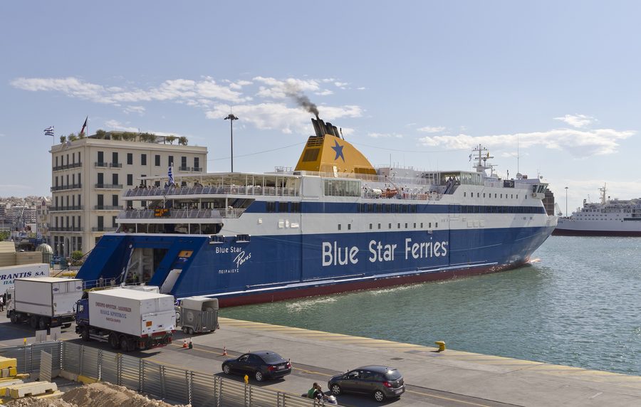 Fähre im Hafen von Piräus in Attika, Griechenland