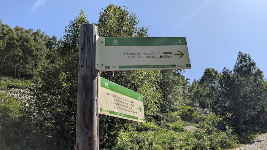 Wegweiser am Wanderweg zum Pic de l’Estanyó im Naturpark Sorteny in Ordino, Andorra