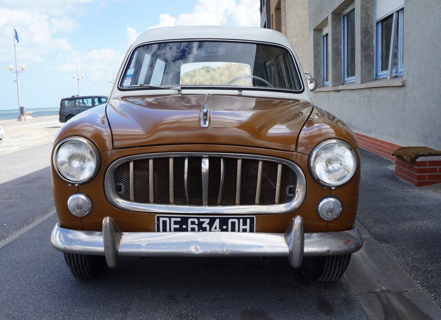File:Peugeot 403 Leffrinckoucke Eté2016 en version bicouleur, blanc et crème (2).jpg
