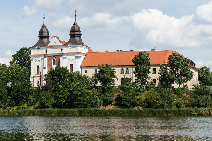 File:Klasztor Benedyktynów w Mogilnie.jpg
