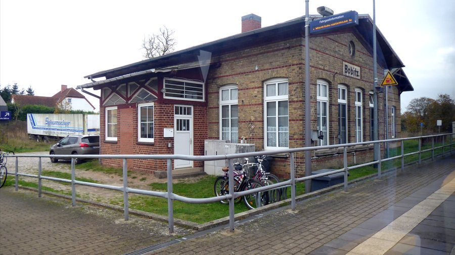 File:Bahnhof Bobitz.jpg