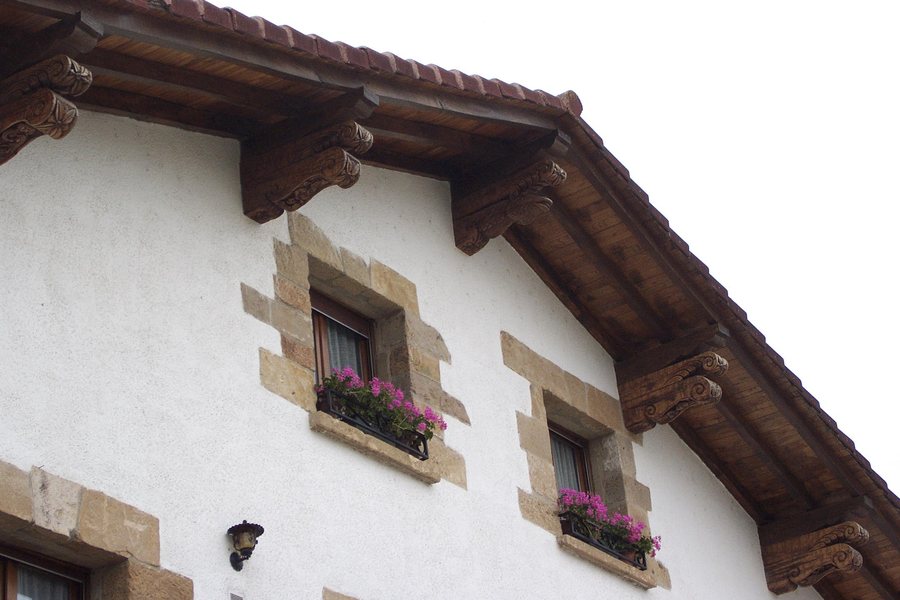 File:Larraintzar alero en una casa tradicional.jpg