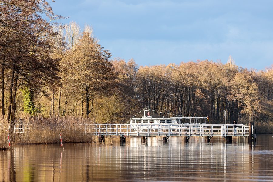 Western shore of the Zwischenahner Meer with the Rostrup jetty and MS Ammerland