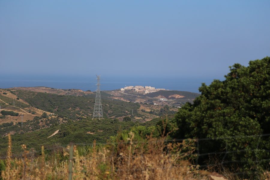 Panorama des weißen Bergdorfs Casares in Málaga mit historischem Ortskern