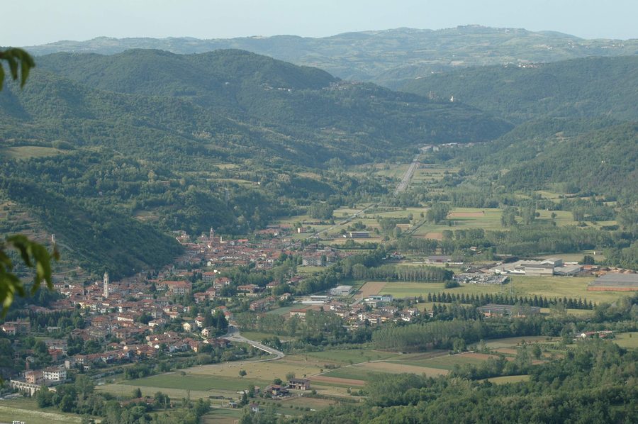 Vista di Bagnasco, in provincia di Cuneo, dalla cappella di Santa Giulitta