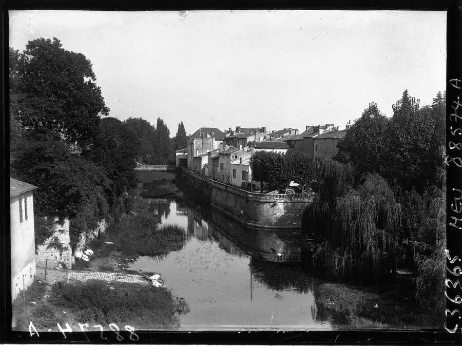 File:Voyage d'études du T.C.F. dans les marais poitevins - vue générale sur la Vendée - Fontenay le Comte - btv1b9047508m.jpg
