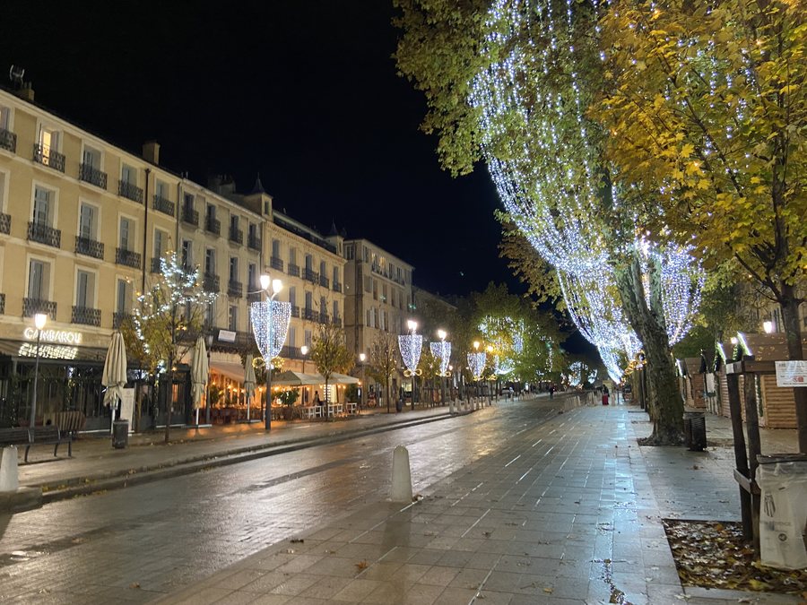 File:Cours Mirabeau Nuit Décembre.jpg
