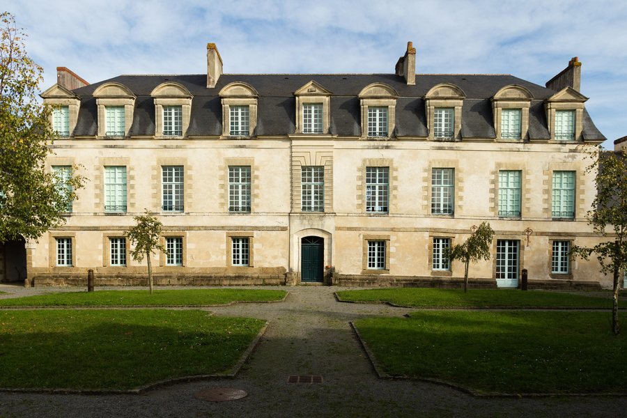 File:Façade sud du corps principal du manoir du Mail (Redon, Ille-et-Vilaine, France).jpg