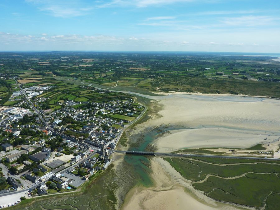 Prise de vue aérienne de Portbail et de son Havre dans la Manche