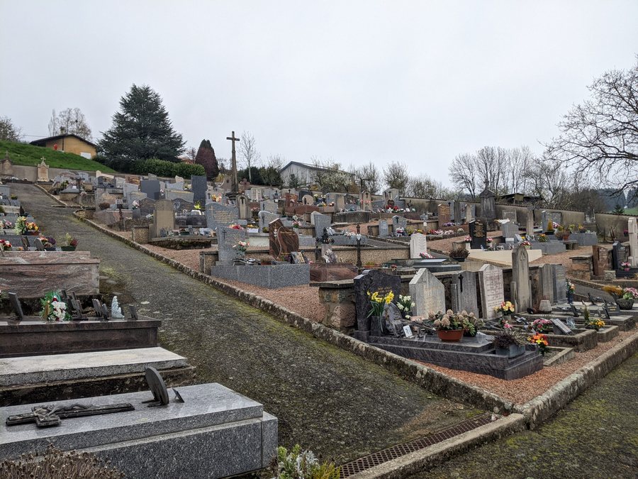File:Saint-Bonnet-le-Troncy - Vue cimetière 1 (avr 2023).jpg
