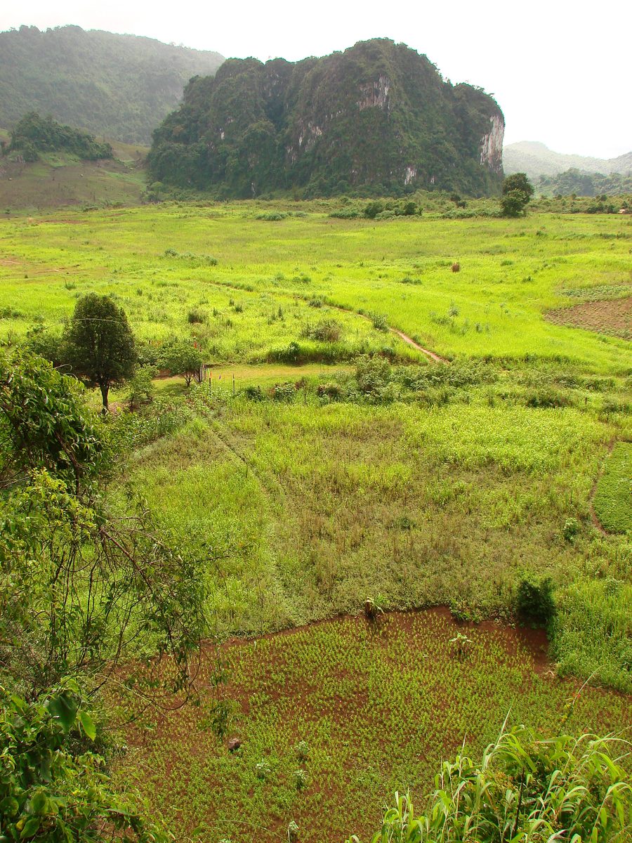 Blick von der Flugabwehrhöhle auf die Landschaft bei Vieng Xai im Nordosten von Laos