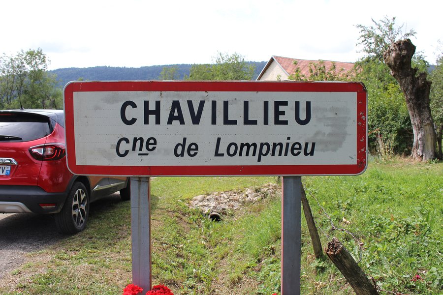 File:Panneau entrée Chavillieu Lompnieu Valromey Séran 2.jpg