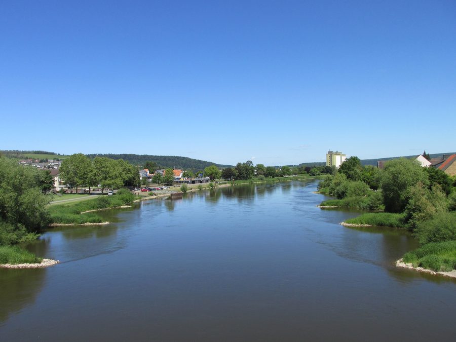 View from the bridge between Beverungen and Lauenförde onto the Weser downstream