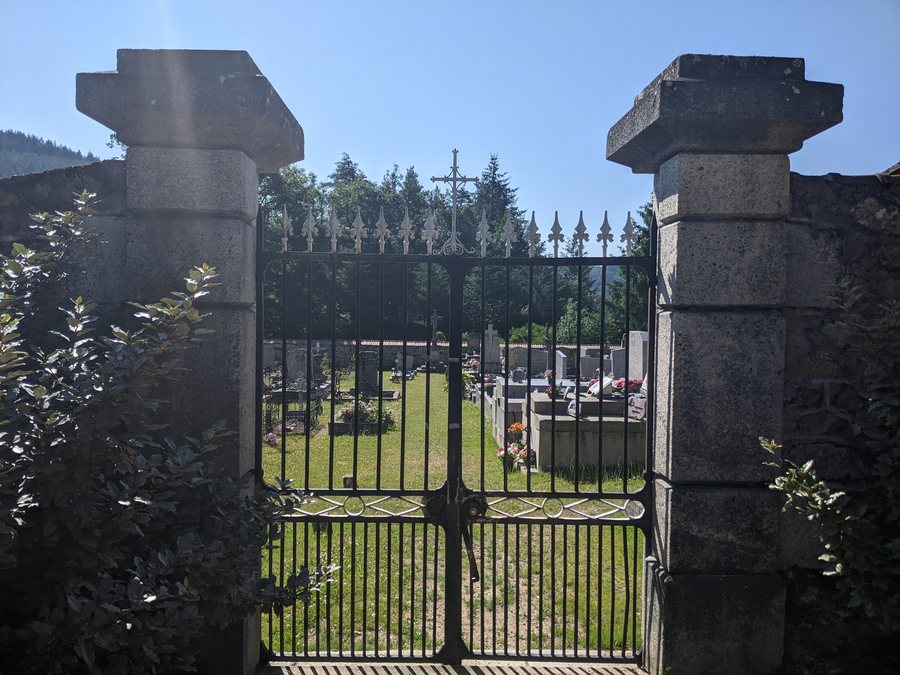 File:Cimetière de Saint-Rirand - Portail (juin 2023).jpg