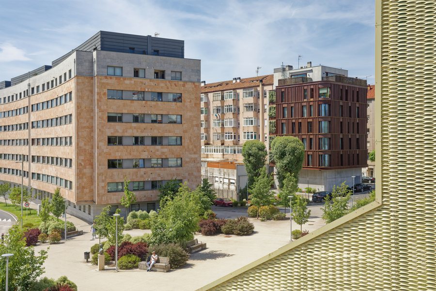File:2026. Edificios da Rúa de Boqueixón desde a Estación de Santiago de Compostela Daniel Castelao.jpg
