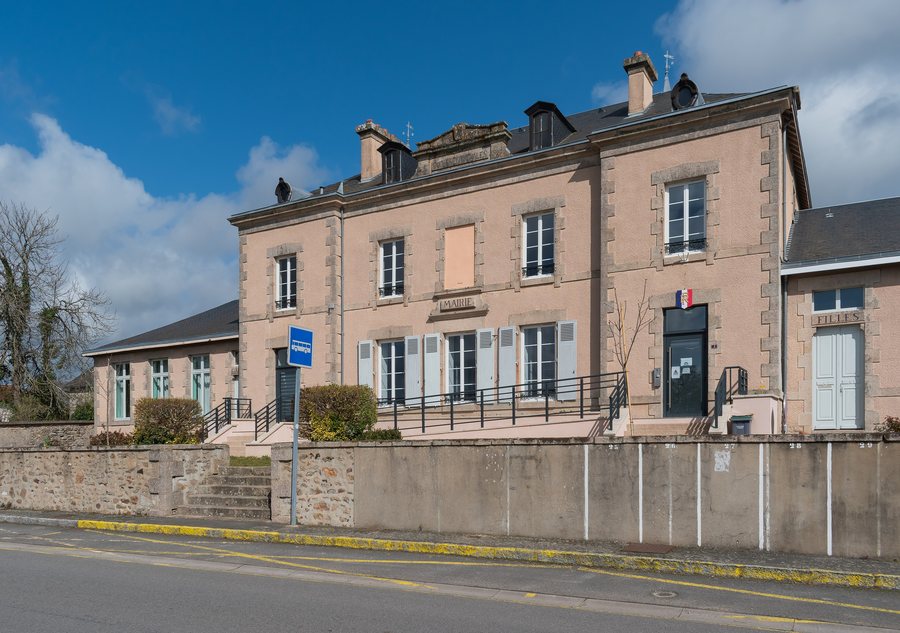 File:Town hall of Lussac-les-Eglises (1).jpg