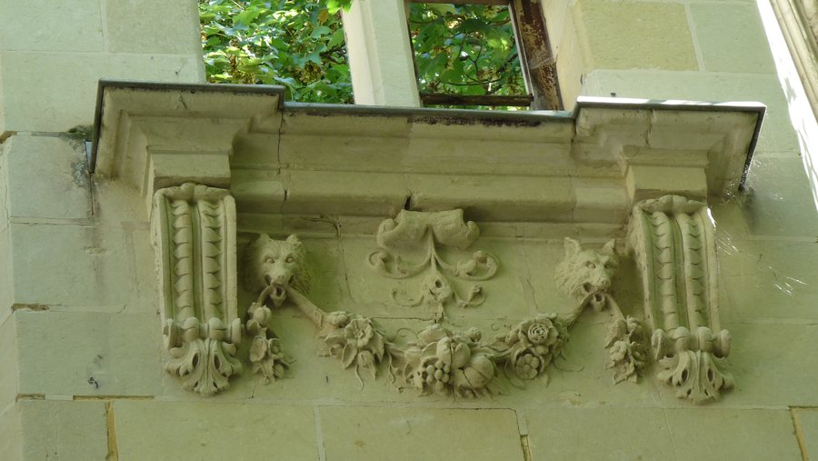 File:Les Trois-Moutiers (86) Château de la Mothe-Chandeniers - Cour intérieure - 09.jpg