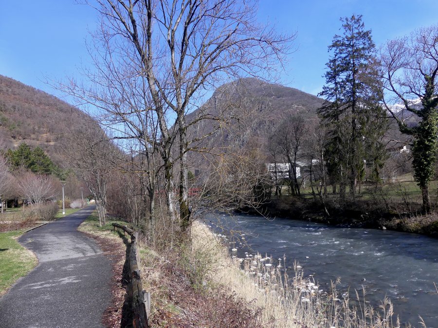 File:L'Isère au parc thermal de La Léchère (mars 2023).JPG