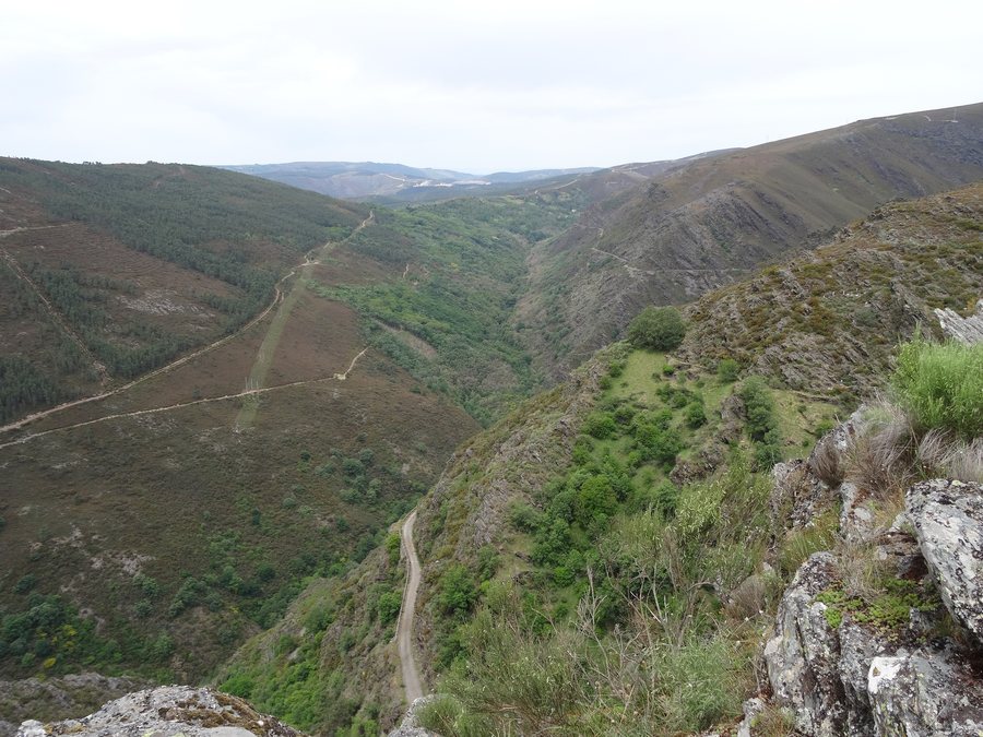 File:Vista miradoiro do Corno, Toro, Laza 2.jpg