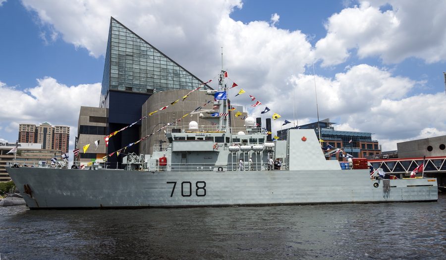 Schiff im Inner Harbor von Baltimore mit dem National Aquarium im Hintergrund
