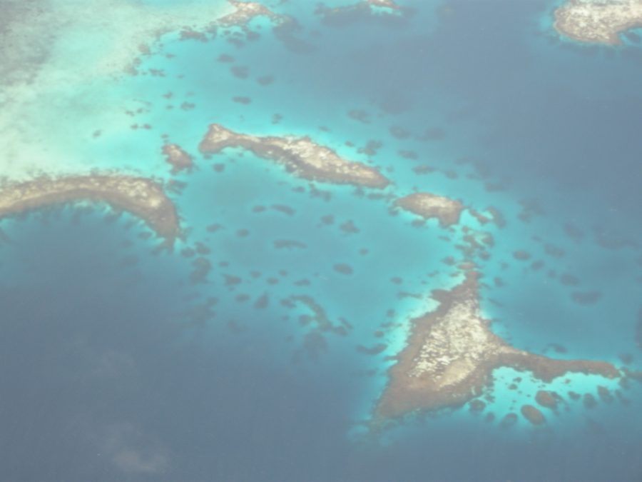 Luftaufnahme eines Riff- und Inselabschnitts der Chuuk Lagoon in den Föderierten Staaten von Mikronesien