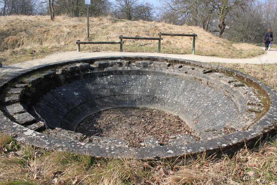 File:Saint-Apollinaire - Redoute 11.jpg