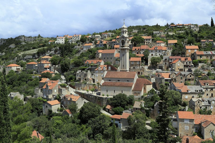 File:J35 795 Ložišća, Kirche Johannes und Paul.jpg