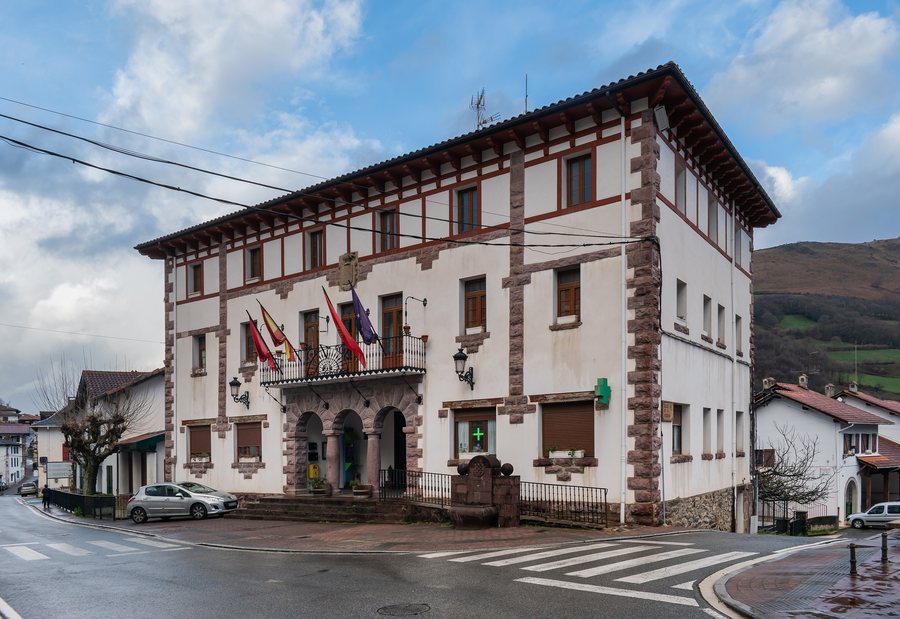 File:Town hall of Luzaide-Valcarlos (3).jpg
