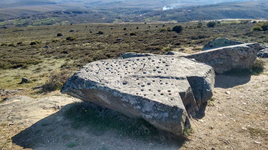 File:Petroglifos de Filiel(Monte Teleno)2000-3000a.c.jpg