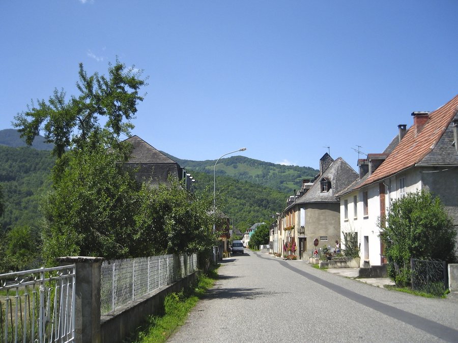 File:Orgibet - Vue du Village depuis la rue principale.jpg