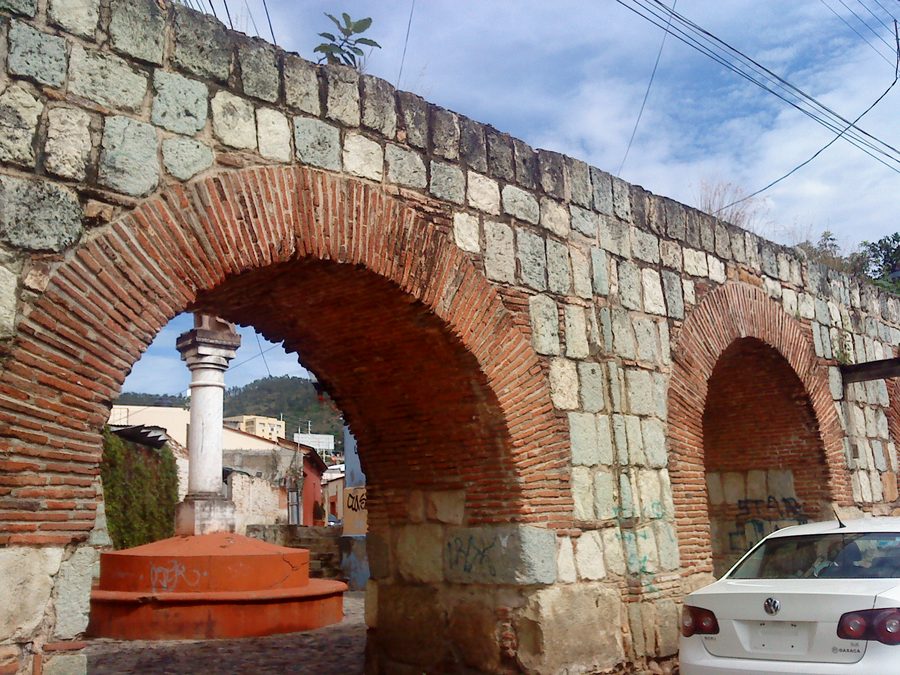 Historischer Aquädukt von San Felipe del Agua mit gemauerten Bögen