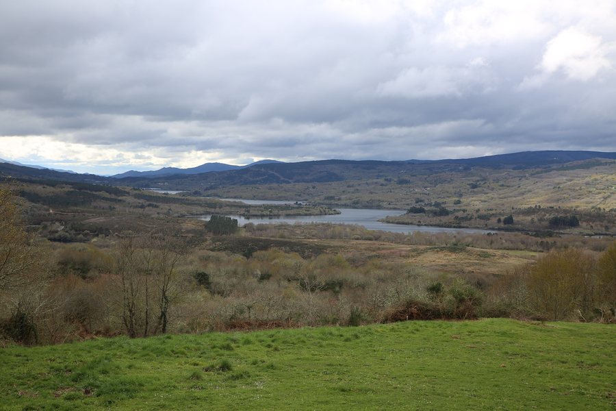 File:Vista do val do Limia desde Farnadeiros, Muíños.jpg