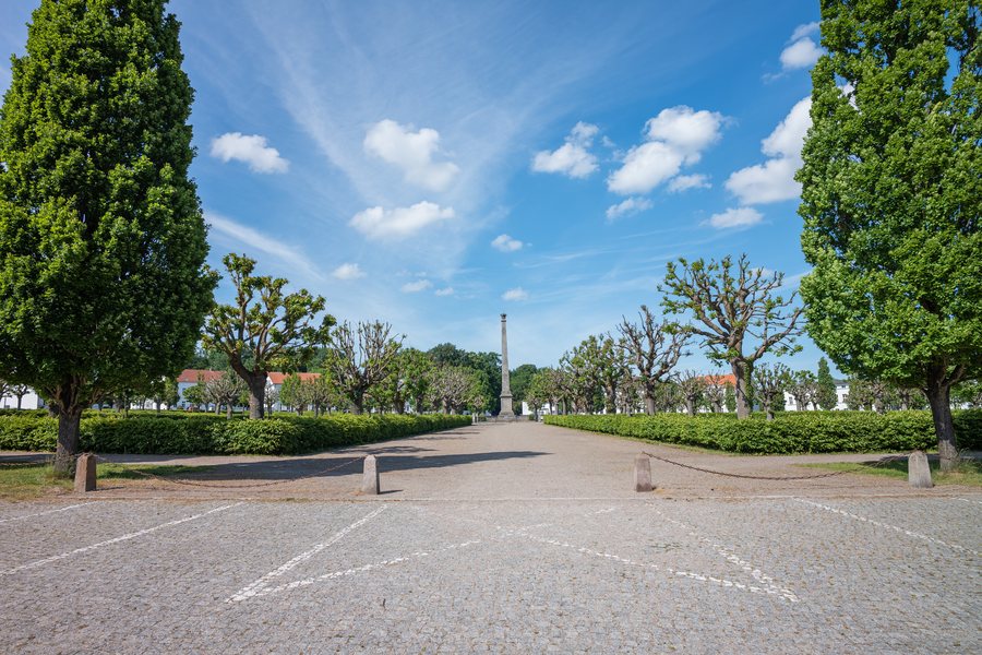 File:Circus mit Obelisk (Putbus).jpg