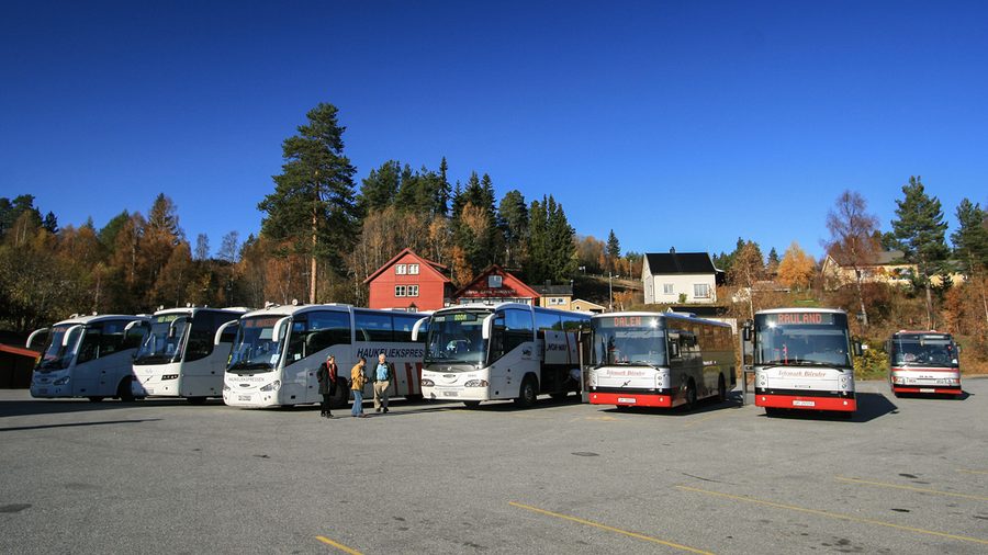 Buses meet in Åmot, Vinje