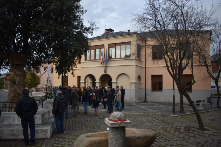 File:Columbrianos - Praza do Concejo, Sputnik Labrego.jpg